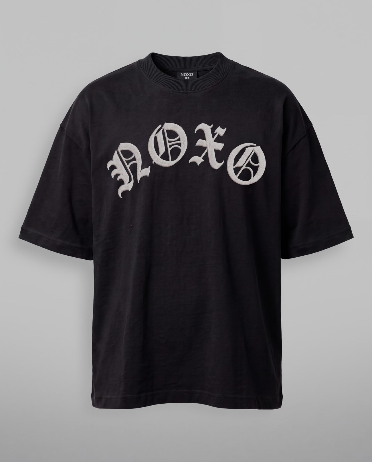 Ficha de producto de la camiseta NOXO sobre fondo limpio